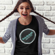 ティール（緑がかった色）とシルバーバルミツワーの名前ロゴ