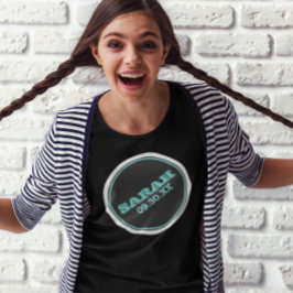 ティール（緑がかった色）とシルバーバルミツワーの名前ロゴ Tシャツ