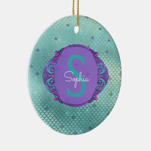 ティール（緑がかった色）とパープルマーメイドモノグラムはかりで測クリスマス セラミックオーナメント (右)