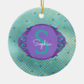 ティール（緑がかった色）とパープルマーメイドモノグラムはかりで測クリスマス セラミックオーナメント (正面)