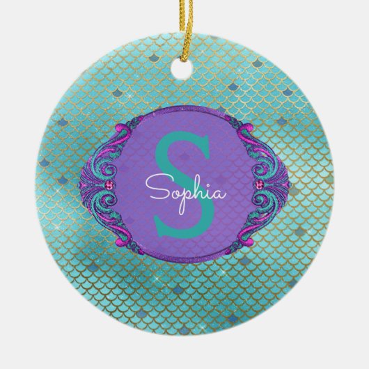 ティール（緑がかった色）とパープルマーメイドモノグラムはかりで測クリスマス セラミックオーナメント (正面)
