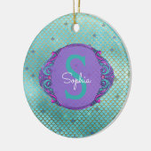 ティール（緑がかった色）とパープルマーメイドモノグラムはかりで測クリスマス セラミックオーナメント (左)