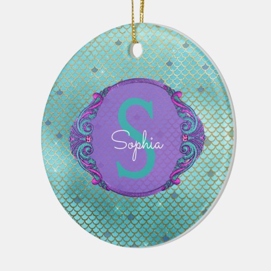 ティール（緑がかった色）とパープルマーメイドモノグラムはかりで測クリスマス セラミックオーナメント (左)