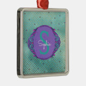 ティール（緑がかった色）とパープルマーメイドモノグラムはかりで測クリスマス メタルオーナメント (右)
