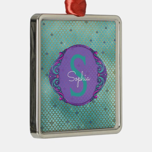 ティール（緑がかった色）とパープルマーメイドモノグラムはかりで測クリスマス メタルオーナメント (右)