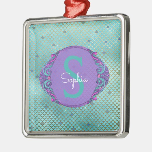 ティール（緑がかった色）とパープルマーメイドモノグラムはかりで測クリスマス メタルオーナメント (左)