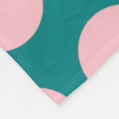 ティール(緑がかった色)とピンクの水玉模様 フリースブランケット (角)