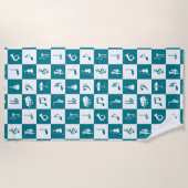 ティール（緑がかった色）とホワイトミュージックのノートと楽器 ビーチタオル (正面)