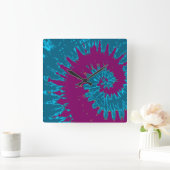 ティール（緑がかった色）とマルーンスパイラル絞り染め時計 スクエア壁時計 (ホーム)