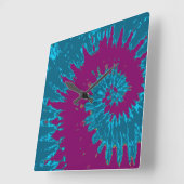 ティール（緑がかった色）とマルーンスパイラル絞り染め時計 スクエア壁時計 (傾斜)