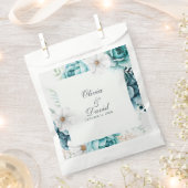 ティール(緑がかった色)と白い野結婚花 フェイバーバッグ (クリップ留めされた状態)