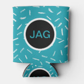 ティール(緑がかった色)と白紙吹雪、モノグラム円 缶クーラー (正面)