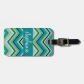 ティール（緑がかった色）と緑の巨大シェブロンパターン名前をカスタムする ラゲッジタグ (正面横)