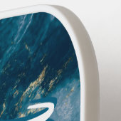 ティール（緑がかった色）と金ゴールド大理石と名前 – パーソナライズされた ピックルボールラケット (左詳細)