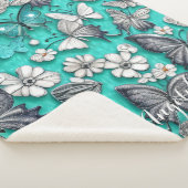 ティール(緑がかった色)と銀の蝶の名パーソナライズされた前 シェルパブランケット (3/4)