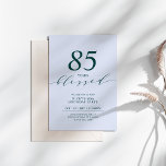 ティール（緑がかった色）と青 | 80年80th Birthday Party 招待状<br><div class="desc">お祝誕生日パーティモダンー招待このデザインはスタイリッシュティール（緑がかった色）の緑と青の灰色の色のコンボで清浄なレイアウトを持つ80年のスクリプ賛美ト「80年」を備えている。40歳パーソナライズされた、50歳、60歳、80歳、90歳など、あらゆるイベントや年齢への文字が可能。私のショップBaraBomDesignでは、より多くのデザインやパーティーの供給が利用可能である。</div>