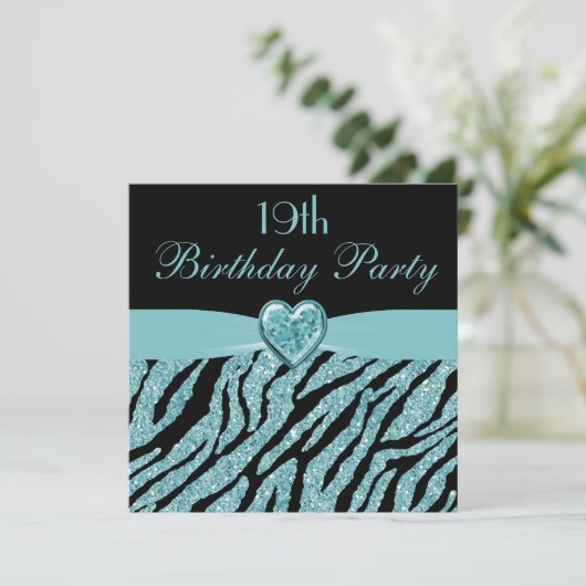 ティール(緑がかった色)によって印刷されるハート及びシマウマのグリッターの第19誕生日 招待状 (スタンド正面)
