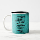 ティール(緑がかった色)によ離れり、ハートQUに足跡が残る ツートーンマグカップ (左)