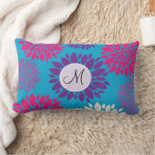 ティール(緑がかった色)のカスタムなモノグラムのイニシャルのピンクの紫色の花 ランバークッション (ブランケット)