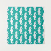 ティール（緑がかった色）のタツノオトシゴパターン タペストリー (正面(横))