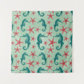 ティール（緑がかった色）のタツノオトシゴパターン タペストリー (正面(横))