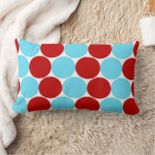 ティール（緑がかった色）のターコイズの赤く大きい水玉模様パターンギフト ランバークッション (ブランケット)