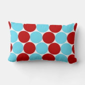 ティール（緑がかった色）のターコイズの赤く大きい水玉模様パターンギフト ランバークッション (裏面)
