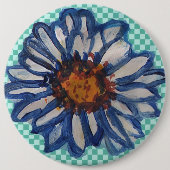 ティール（緑がかった色）のチェック模様の背景の色彩の鮮やかなデイジー、 缶バッジ (正面)