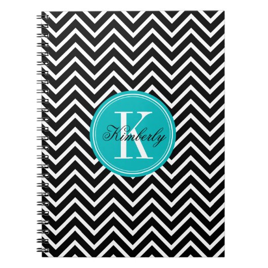 ティール(緑がかった色)のモノグラムが付いている白黒シェブロン ノートブック (正面)