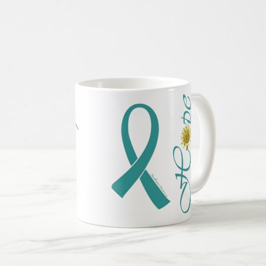 ティール（緑がかった色）のリボンの希望のマグ コーヒーマグカップ (正面右)