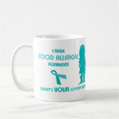 ティール（緑がかった色）のリボンの食物アレルギーの認識度のシルエット コーヒーマグカップ (左)