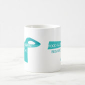 ティール（緑がかった色）のリボンの食物アレルギーの認識度のティール（緑がかった色）のリボン コーヒーマグカップ (中央)