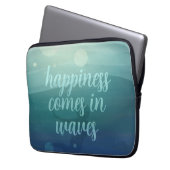 ティール（緑がかった色）の人魚の幸来せが波にカスタム乗る ラップトップスリーブ (正面左)