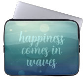 ティール（緑がかった色）の人魚の幸来せが波にカスタム乗る ラップトップスリーブ (正面)