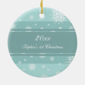 ティール（緑がかった色）の写真のベビーの第1クリスマスのオーナメント セラミックオーナメント (裏面)
