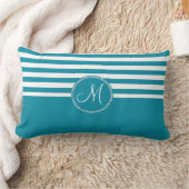 ティール(緑がかった色)の水の青および白くストライプのなモノグラム ランバークッション (ブランケット)