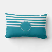 ティール(緑がかった色)の水の青および白くストライプのなモノグラム ランバークッション (裏面)