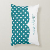 ティール（緑がかった色）の水玉模様のモノグラム アクセントクッション (正面(垂直))