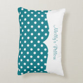 ティール（緑がかった色）の水玉模様のモノグラム アクセントクッション (裏面(縦))