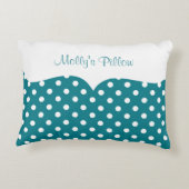 ティール（緑がかった色）の水玉模様のモノグラム アクセントクッション (裏面)