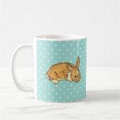 ティール(緑がかった色)の水玉模様の背景のベビーのバニー コーヒーマグカップ (左)
