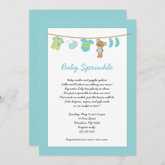 ティール(緑がかった色)の男の子のClotheslineのベビーは招待状を振りかけます 招待状 (正面/裏面)