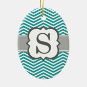 ティール(緑がかった色)の白いモノグラムの手紙Sシェブロン セラミックオーナメント (裏面)