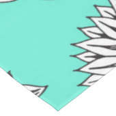 ティール(緑がかった色)の白黒のボヘミアの手描きの花 テーブルクロス (アングル)
