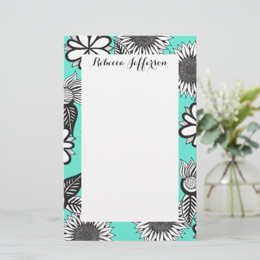 ティール（緑がかった色）の白黒のボヘミアの手描きの花 便箋 (スタンド正面)