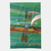 ティール(緑がかった色)の目のトンボにカタチが入る キッチンタオル (縦)