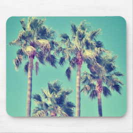 ティール（緑がかった色）の空が付いている熱帯ヴィンテージのヤシの木 マウスパッド