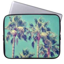 ティール（緑がかった色）の空に対する熱帯ヴィンテージのヤシの木 ラップトップスリーブ