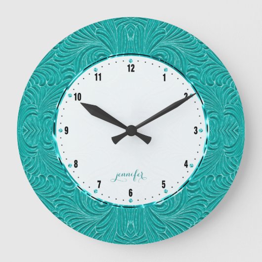 ティール(緑がかった色)の緑のエンボスの花柄のダマスク織 ラージ壁時計 (正面)