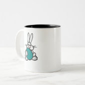 ティール(緑がかった色)の緑の卵が付いているバニー ツートーンマグカップ (正面左)